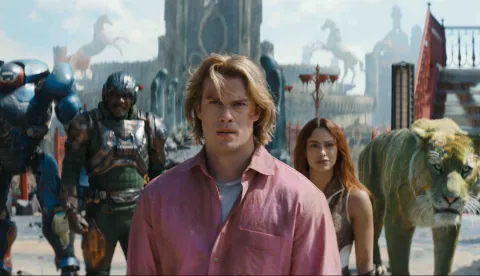 (l-r): Roboto (Kristen Wiig), Man At Arms (Idris Elba), Adam (Nicholas Galitzine), Teela (Camila Mendes) and Cringer in MASTERS OF THE UNIVERSE.gospodari svemira