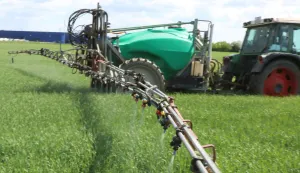 Osijek, 05.05.2020. - Na polju uz ulicu Gacka, traktor s prskalicom prihranjivao je ječam (p&scaron;enica).koronavirus, COVID-19FOTO: Željko &Scaron;epić