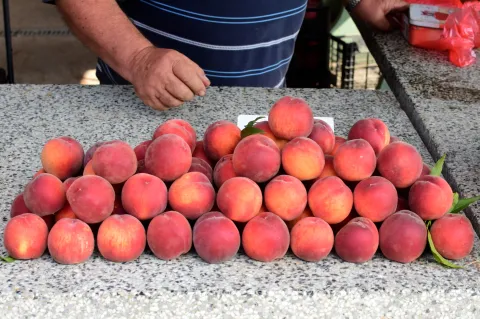 OSIJEK- 04.07.2019., Glavna trznica, voće, zdrava hrana, domaći proizvodi, breskve.Foto: Andrea Ilakovac