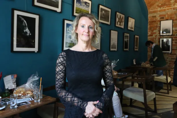 Osijek, 21. 05. 2026, Kafić Grejp, Izložba fotograja Josipa Madjar - zubarica, svjetska putnica, planinarka, ljubiteljica pasa, fotografkinja...snimio GOJKO MITIĆ
