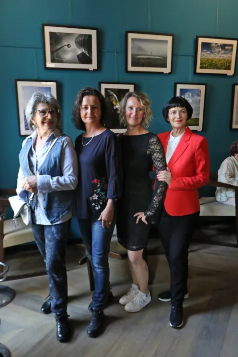 Osijek, 21. 05. 2026, Kafić Grejp, Izložba fotograja Josipa Madjar - zubarica, svjetska putnica, planinarka, ljubiteljica pasa, fotografkinja...snimio GOJKO MITIĆ
