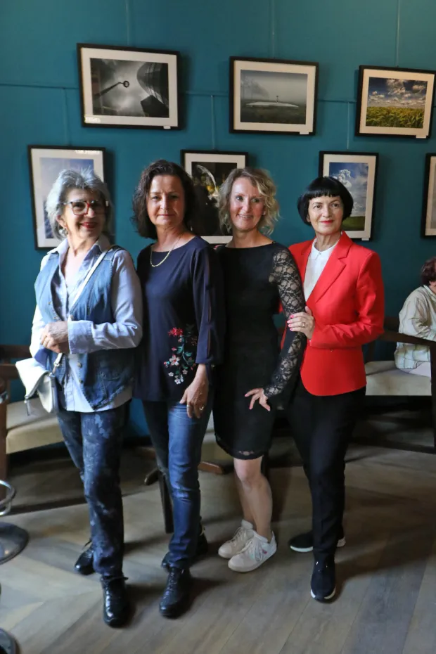 Osijek, 21. 05. 2026, Kafić Grejp, Izložba fotograja Josipa Madjar - zubarica, svjetska putnica, planinarka, ljubiteljica pasa, fotografkinja...snimio GOJKO MITIĆ