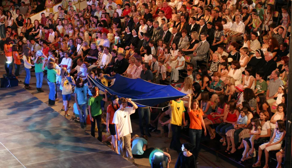 sibenik, 210608. za novi list kultura: red prepunim gledalistem na ljetnjoj pozornici izmedju katedrale sv Jakova i grdsake vijecnice nosi se festivalska zastava cijim podizanjem je i zapoceo cin otvaranja 48. MDF-a