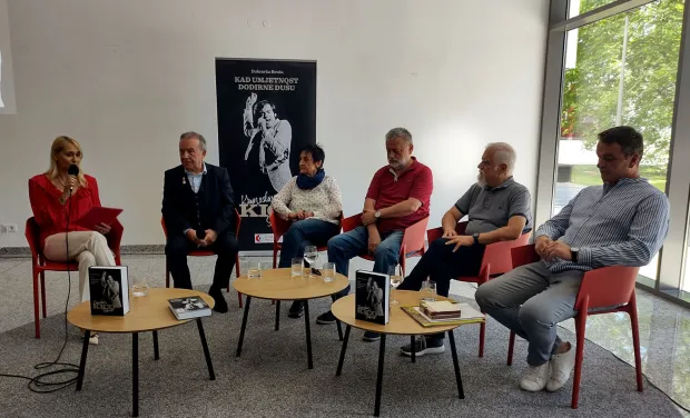 U osječkom Kulturnom centru u utorak je predstavljena knjiga autorice i supruge pokojnog Kiće Slabinca Dubravke Bou&scaron;a, "Krunoslav Kićo Slabinac ̶ Kad umjetnost dodirne du&scaron;u" koja je posvećena bogatom stvarala&scaron;tvu i životu zasigurno jednog od najznačajnijih hrvatskih glazbenika, Krunoslava Kiće Slabinca, legende tambura&scaron;ke, zabavne i popularne glazbe.Na slici uz autoricu Dubravku Bou&scaron;u knjigu su predstavili i Želimir Babogredac, direktor Croatia Recordsa, Dražen Dragu&scaron;ica, legendarni voditelj Radio Osijeka i kroničar svih glazbenih zbivanja i Davor Lončarić, glavni urednik Radio Osijeka.