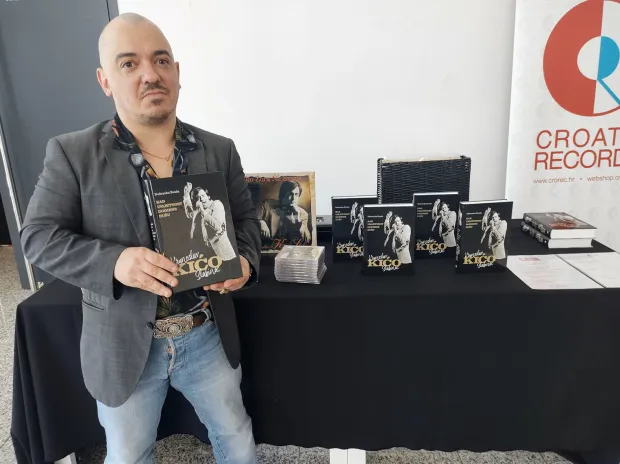 U osječkom Kulturnom centru u utorak je predstavljena knjiga autorice i supruge pokojnog Kiće Slabinca Dubravke Bou&scaron;a, "Krunoslav Kićo Slabinac ̶ Kad umjetnost dodirne du&scaron;u" koja je posvećena bogatom stvarala&scaron;tvu i životu zasigurno jednog od najznačajnijih hrvatskih glazbenika, Krunoslava Kiće Slabinca, legende tambura&scaron;ke, zabavne i popularne glazbe.Na slici Ivan Slabinac mlađi sin Kiće Slabinca