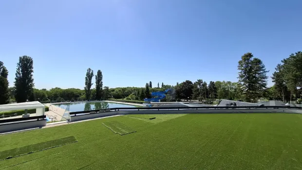 Pogled sa terase na bazene u Kneževim Vinogradima