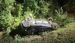 Petero ozlijeđenih u prometnoj nesreći između mjesta &Scaron;eovica i Japaga, automobil na krovu, krov, ilustracija