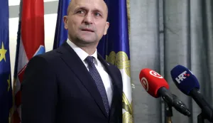 Zagreb, 14.04.2026 - Potpredsjednik Vlade i ministar obrane Ivan Anu&scaron;ić uručio je vrhunskim sporta&scaron;ima, ugovornim pričuvnicima Hrvatske vojske, ugovore za 2026. godinu. Na fotografiji Ivan Anu&scaron;ić.foto HINA/ Denis CERIĆ /dc