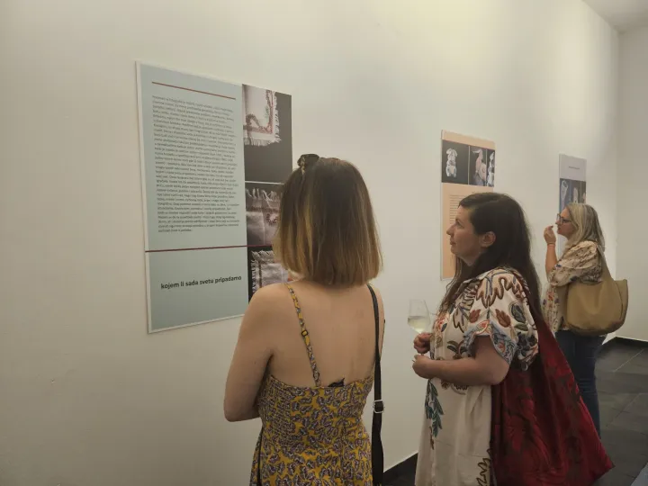 IZLOŽBA "IZA LINIJE FRONTA: NEVIDLJIVE HEROINE" IZNOSI ŽENSKU STRANU RATA