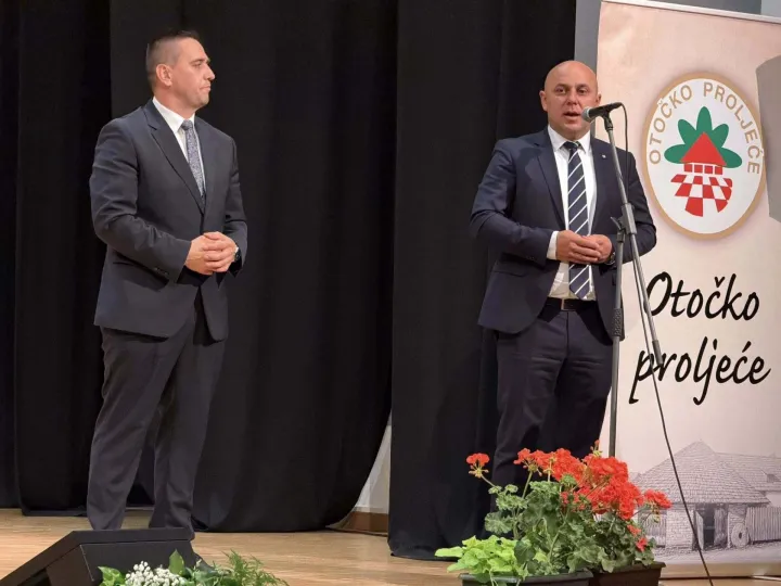 Otvorenje 34.Otočkog proljeća gradonačelnik Slavko Grgić i župan Ivan Bosančić 