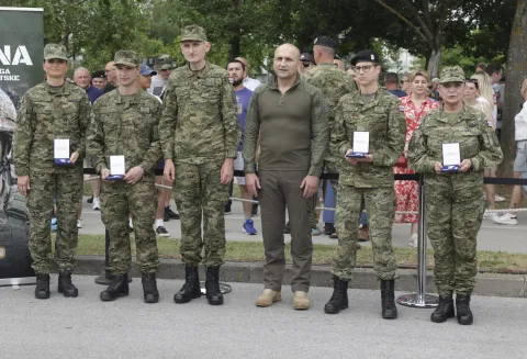 Zagreb, 30.05.2026 - Potpredsjednik Vlade i ministar obrane Ivan Anu&scaron;ić i načelnik Glavnog stožera Oružanih snaga RH general-pukovnik Tihomir Kundid uručili su na Jarunu medalju pripadnicima Vojno-zdravstvenog sredi&scaron;ta koji su spasili život dječaku. Medalju su dobili bojnica Milijana Danilović, specijalistica opće kirurgije, satnica Marija Vrljičak, specijalizantica anesteziologije, reanimatologije i intenzivne medicine, satnik Domagoj Kru&scaron;elj Posavec, specijalist opće kirurgije časnička namjesnica Maja Herceg, medicinska sestra.foto HINA/ Admir BULJUBA&Scaron;IĆ/ abu