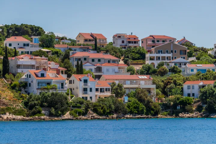 14.05.2025., Maslinica Otok Solta - Proljetne panorame mjesta Maslinica na zapadnom djelu Solte. Photo: Zvonimir Barisin/PIXSELL