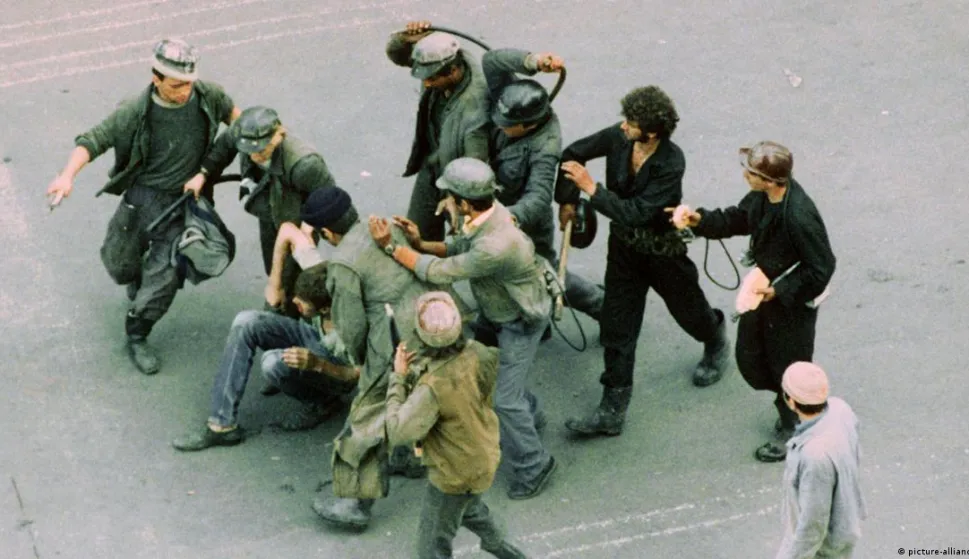 MAGAZIN DWRudari, koje je tada&scaron;nji predsjednik Ion Iliescu pozvao u glavni rumunjski grad, tuku jednog demonstranta 18.06.1990.Foto: picture-alliance