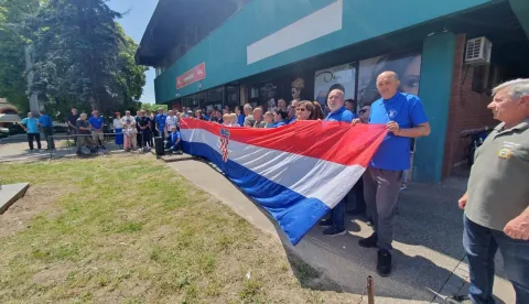 Branitelji odali počast suborcima na dan ponosa i razvili svoju preko cijelog trga
