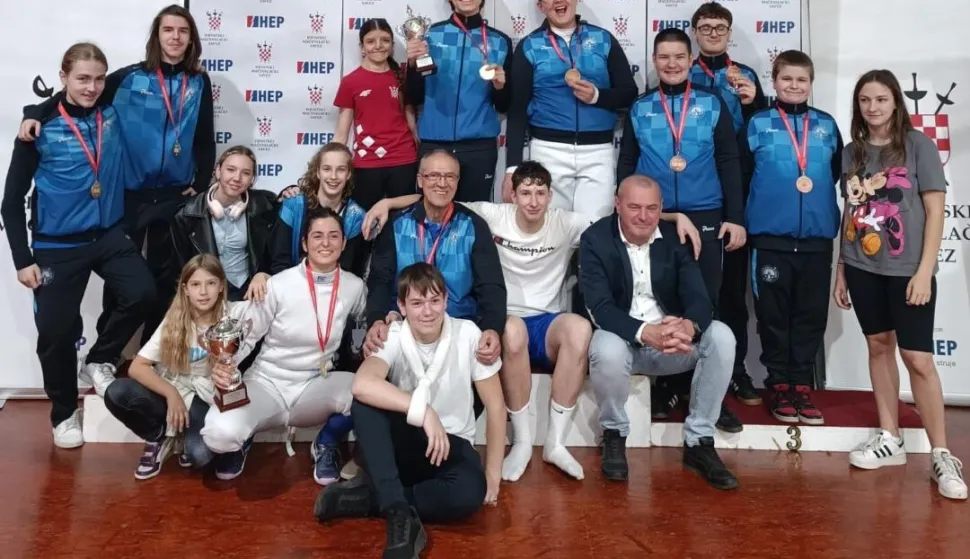 Članovi Mačevalačkog kluba "Dmitar Zvonimir" donijeli dvije nove titule i deset medalja