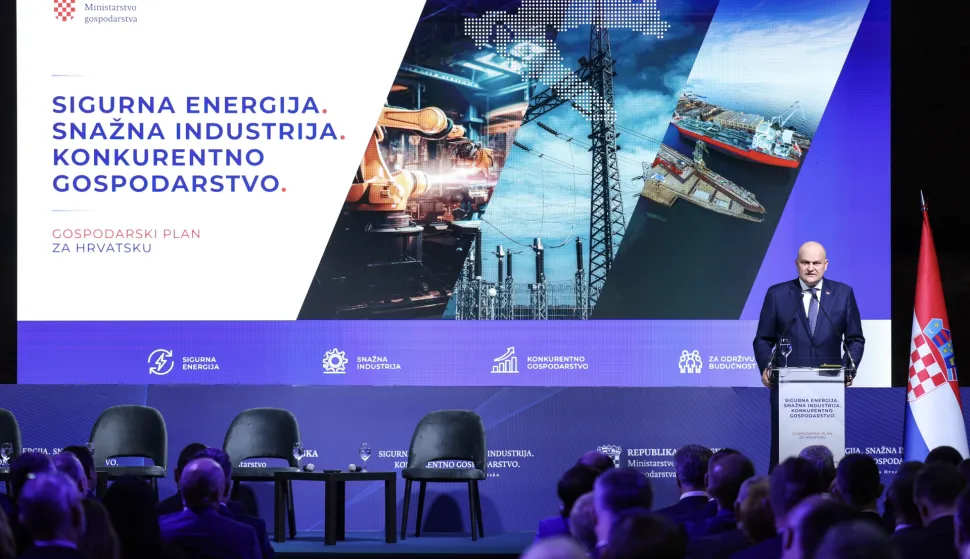 Zagreb, 20.05.2026 - Ministarstvo gospodarstva organiziralo je konferenciju "Sigurna energija - snažna industrija - konkurentno gospodarstvo: Gospodarski plan za Hrvatsku". U okviru konferencije predstavljen je dokument Nacionalni plan za razvoj industrije Republike Hrvatske 2027. - 2034. Programa obuhvaća i dodjelu ugovora i odluka o financiranju u okviru programa "Naukovanje za obrtnička zanimanja" i IRI S3 - "Povećanje razvoja novih proizvoda i usluga koji proizlaze iz aktivnosti istraživanja i razvoja". Na slici minisatar gospodarstva Ante &Scaron;u&scaron;nar govori tijekom konferencije.foto HINA/ Damir SENČAR/ ds