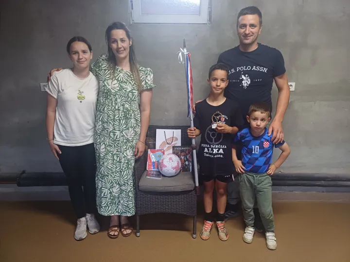 Pobjednik Jakov Brčić s obiteljiustupljeno