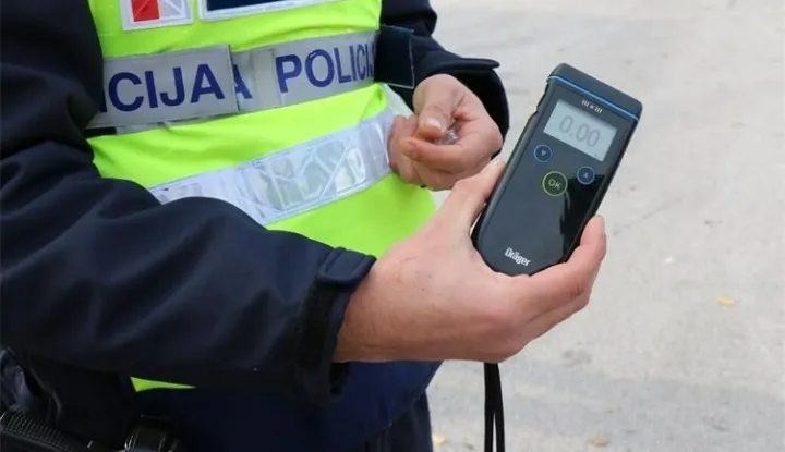 Policija akcija na alkohol, alkotest, ilustracija