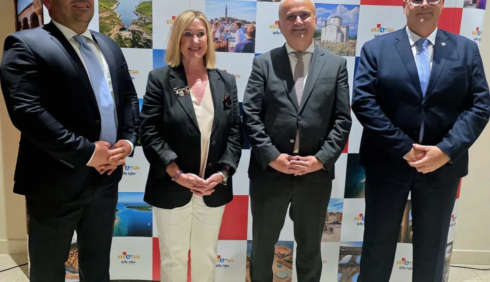 Berlin, 1.6.2026.- Hrvatska turisti?ka zajednica (HTZ) priop?ila je u ponedjeljak da je otvorila ured Predstavni?tva u Berlinu, koji ?e uz ured u Munchenu pokrivati najva?nije tr?i?te za hrvatski turizam. Na slici Romeo Draghicchio, Hanna Kleber, Gordan Bakota i Kristjan Stani?i?. foto HINA/ HTZ/ ua