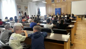 Vinkovački osnovno&scaron;kolci u Palači Srijem