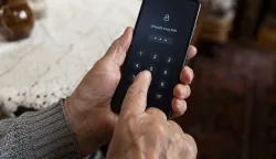 Osijek, 02. 06. 2026., Policijska uprava, Plavi Glas, ured za cyber kriminal, internetska prevara, prevara, krađa, krađa identiteta, internetski kriminal, upotreba mobila; stariji čovjek; ruke; mobitel; ilustracijaSNIMIO BRUNO JOBST
