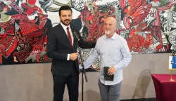 Pod pokroviteljstvom Grada Osijeka 1. lipnja ove godine u RaM - Kulturnom centru Radn&oacute;ti Mikl&oacute;s u Budimpe&scaron;ti otvorena izložb crno-bijelih fotografija autora Gorana &Scaron;antara Na slici zamjenik osječkog gradonačelnika Dragan Vulin i autor Goran &Scaron;antar