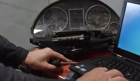 Skidanje kilometraže na automobilu 15.03.2019., Sibenik - Skidanje kilometraze na automobilu.rPhoto: Hrvoje Jelavic/PIXSELL 