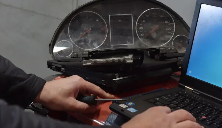 Skidanje kilometraže na automobilu 15.03.2019., Sibenik - Skidanje kilometraze na automobilu.rPhoto: Hrvoje Jelavic/PIXSELL 