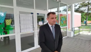 Čakovec, 17.04.2024. - Predsjednik stranke Nezavisna platforma Sjever i župan Međimurske županije Matija Posavec glasao je na biračkom mjestu u čakovečkoj III. osnovnoj &scaron;koli tijekom parlamentarnih izbora u Hrvatskoj. foto HINA/ Sini&scaron;a KALAJDŽIJA/ tm