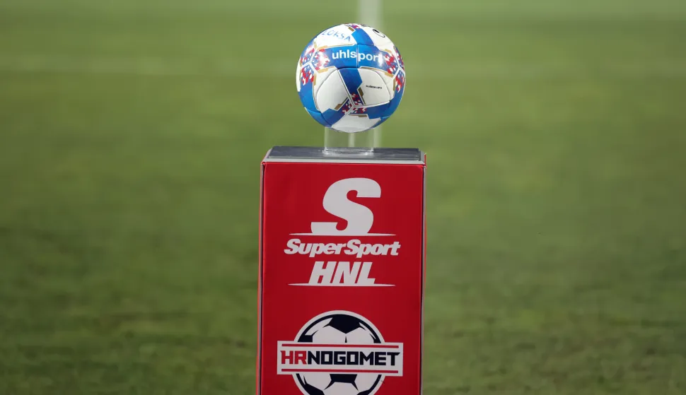 Zagreb, 26.8.2023.- Utakmica 6. kola HNL-a Lokomotiva - Osijek na stadionu u Kranjčevićevoj. Na slici slubena nogometna lopta HNL-a. foto HINA/ Damir SENČAR/ ua