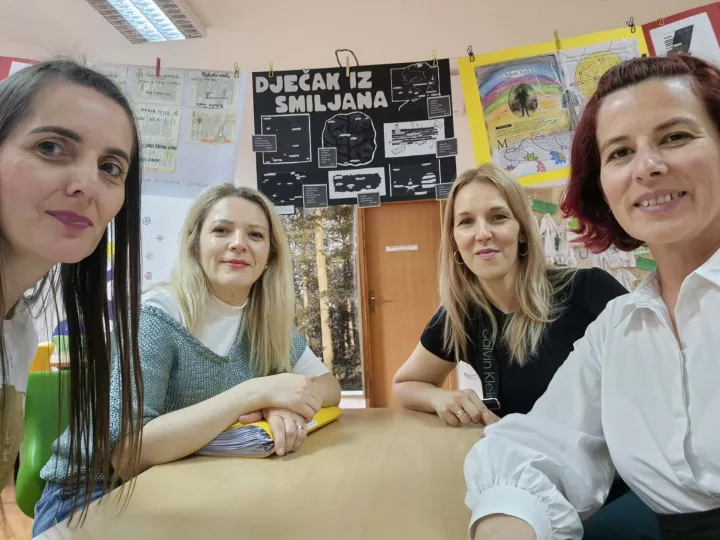 VINKOVCIU &scaron;kolskoj knjižnici O&Scaron; Josipa Kozarca u Vinkovcima otvorena je izložba blackout poezije "Nikola Tesla i njegovi izumi". lipanj 2026.