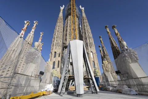 epa12386863 A view of part of the cross that will coronate the cusp of the Sagrada Familia Basilica in Barcelona, Spain, 18 September 2025. The basilica is expected to reach its 172.5-meter-high cusp in June 2026 on the 100th anniversary of Antoni Gaudi's death. The basilica, under construction since 1882, will reach its highest point in 2026, although the controversy on its staircase is still in the air, as, according to Gaudi's design, there should be a big staircase on the cathedral's Glory Facade that would mean demolishing some of the residential buildings in front. EPA/Marta Perez