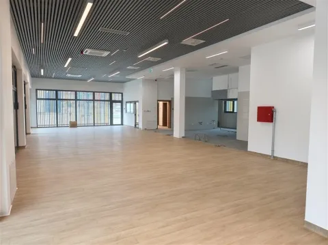 VUKOVARVukovar se iz godine u godinu trudi postati jedan od najpoželjnijih studentskih gradova u Hrvatskoj, a najnoviji je korak u tom smjeru izgradnja modernoga studentskog restorana u Mirogojskoj ulici, neposredno uz Studentski dom "Leopold", koji će već od jeseni studentima ponuditi kvalitetniju prehranu, prostor za druženje i sadržaje koji čine svakodnevicu studentskog života.Novi objekt prostire se na 400 četvornih metara, a sadržavat će restoran sa 78 sjedećih mjesta te caffe bar otvoren studentima i svim Vukovarcima.lipanj 2026.