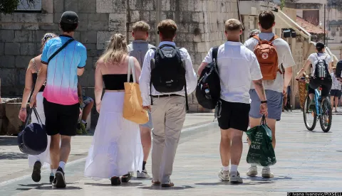 23.06.2025., Split- Na splitskoj rivi uglavnom turisti ali i oni traze hlad Photo: Ivana Ivanovic/PIXSELL