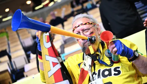 30 January 2026, Denmark, Herning: Handball: European Championship, Germany - Croatia, final round, final round, semi-final, Jyske Bank Boxing. A German fan gets in the mood with a vuvuzela before the game. Photo: Sina Schuldt/dpa Photo: SINA SCHULDT/DPA