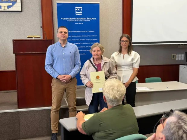 VINKOVCIU Vinkovcima su dodijeljeni ugovori o financiranju programa i projekata udruga umirovljenika Vukovarsko-srijemske županije. Sredstva za taj javni poziv, podsjećaju u Županiji, osigurana su u županijskom proračunu za 2026. godinu u okviru Upravnog odjela za zdravstvo i socijalnu skrb, s ukupnom planiranom vrijednosti od 20.000 euralipanj 2026.