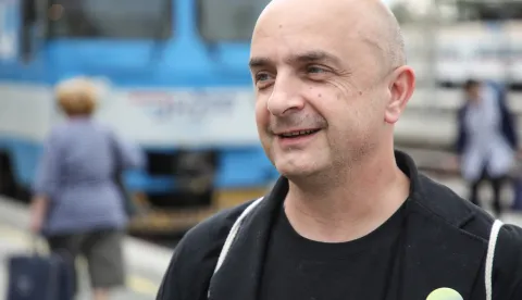 Zagreb, 13.05.2024. - Povodom početka kampanje za europarlamentarne izbore, Gordan Bosanac i Jelena Milo&scaron;, vodeći kandidati za Europski parlament stranke Možemo! i Sandra Benčić, koordinatorica stranke, održali su konferenciju za medije na zagrebačkom Glavnom kolodvoru.Na fotogradfiji Gordan Bosanac.foto HINA/ Admir BULJUBA&Scaron;IĆ/ abu