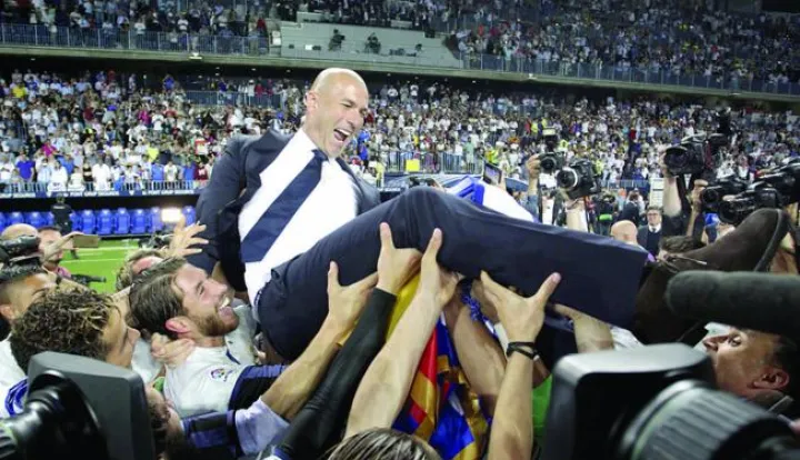 epa05980279 Real Madrid players toss their coach Zinedine Zidane as they celebrate wining the League championship at the end of the match between Malaga CF and Real Madrid held at the stadium of La Rosaleda, Malaga, Spain, 21 May 2017. EPA/Daniel Perez------2x color - sport
