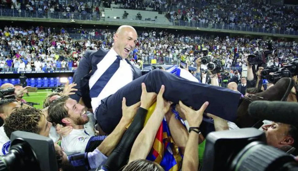 epa05980279 Real Madrid players toss their coach Zinedine Zidane as they celebrate wining the League championship at the end of the match between Malaga CF and Real Madrid held at the stadium of La Rosaleda, Malaga, Spain, 21 May 2017. EPA/Daniel Perez------2x color - sport