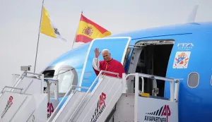 Pope Leo XIV waves upon his arrival at the Adolfo Suarez Madrid/Barajas International Airport, Saturday, June 6, 2026, on the occasion of his Apostolic journey to Spain. Pope Leo XIV is visiting Spain June 6-12 with stops in Madrid, Barcelona, and the Canary Islands, where he will meet with migrants and organisations dedicated to helping them. (Photo by Alessandra Tarantino/POOL/AFP)