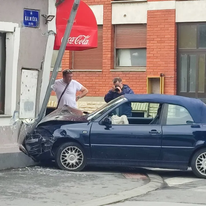 U prometnoj nesreći vozač automobila udario je u ulaz pekarnice Retfala