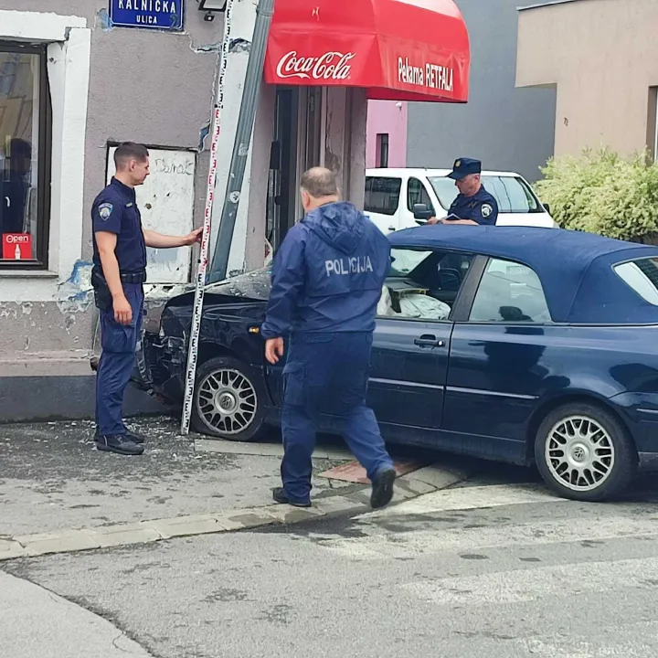 U prometnoj nesreći vozač automobila udario je u ulaz pekarnice Retfala