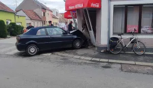 U prometnoj nesreći vozač automobila udario je u ulaz pekarnice Retfala