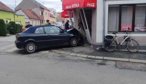 U prometnoj nesreći vozač automobila udario je u ulaz pekarnice Retfala
