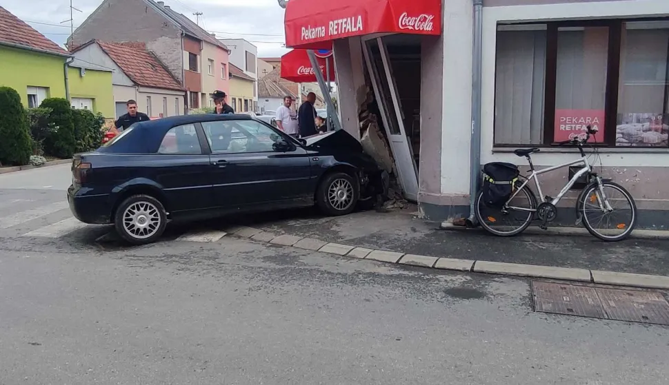 U prometnoj nesreći vozač automobila udario je u ulaz pekarnice Retfala