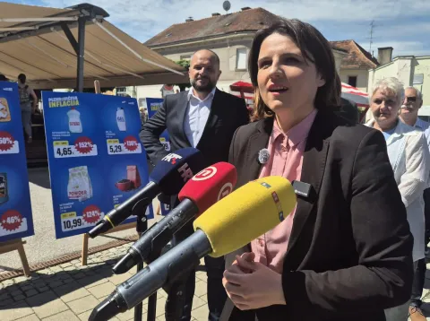 Varaždin, 06.06.2026. - Predsjednik SDP-a Sini&scaron;a Hajda&scaron; Dončić poručio je u subotu u Varaždinu kako se uspjeh države ne može mjeriti samo gospodarskim pokazateljima dok građani te&scaron;ko podmiruju osnovne životne tro&scaron;kove, predstavljajući zajedno s predstavnicima Možemo! kampanju "Plenkovićeva inflacija". Na fotografiji saborska zastupnica platforme Možemo! Jelena Milo&scaron;. foto HINA/ Sini&scaron;a KALAJDŽIJA/ ml