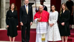 Spain's Felipe VI and Queen Letizia (2R), Princess Leonor (L) and Princess Sofia (R) welcome Pope Leo XIV (C) at the Royal Palace in Madrid on June 6, 2026. Pope Leo XIV is visiting Spain June 6-12 with stops in Madrid, Barcelona, and the Canary Islands, where he will meet with migrants and organisations dedicated to helping them. (Photo by Stefano RELLANDINI/AFP)