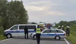 Bjelovar, 9.5.2017 - Pet je osoba poginulo, a dvije su teško ozlijeđene u prometnoj nesreći koja se dogodila u utorak u 17:20 sati na sjevernoj obilaznici Bjelovara. Sudarila su se dva osobna automobila golf slatinskih i mercedes kutinskih registracijskih tablica. U mercedesu su poginule dvije osobe, dvije su teško ozlijeđene i prevezene u Opću bolnicu Bjelovar, a u golfu su na mjestu događaja poginule tri osobe. Na slici policija, vatrogasci i hitna pomoć tijekom očevida.foto HINA/ ua