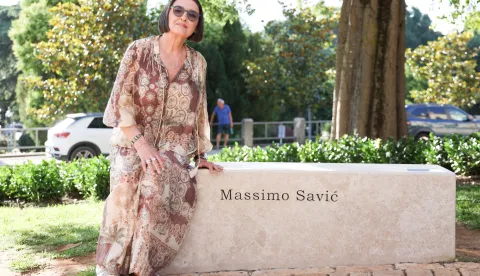 Pula, 06.06.2026. - Svečano otkrivanje memorijalne kamene klupe posvećene Massimu Saviću, jednom od najistaknutijih hrvatskih glazbenika, na novouređenom "&scaron;aližu" podno stepenica na sjevernoj strani pulske Arene. Na fotografiji Eni Kondić. foto HINA/ Ante GUDELJ