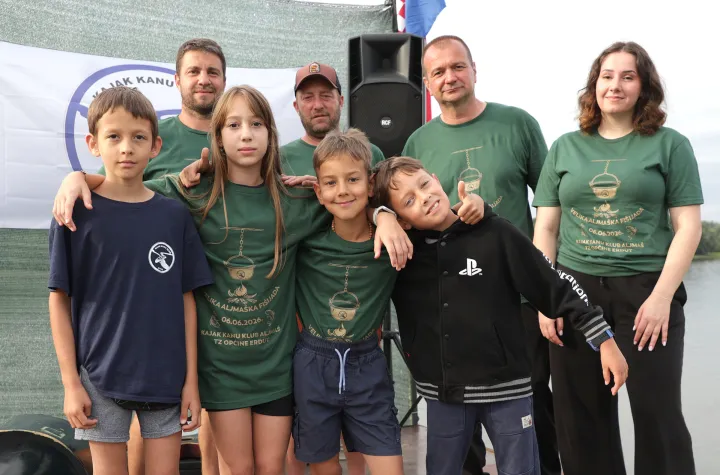 Aljma&scaron;, 06. 06. 2026., Aljma&scaron;ka fi&scaron;ijada, Dario Považanj; Davor Gostić; Mario Palinka&scaron; sa djecom (Iva Gostić druga s lijeva)SNIMIO BRUNO JOBST